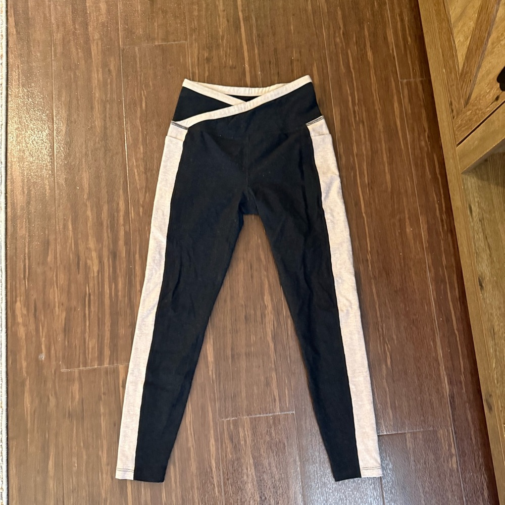 Beyond Yoga color blocked crossover leggings with pockets